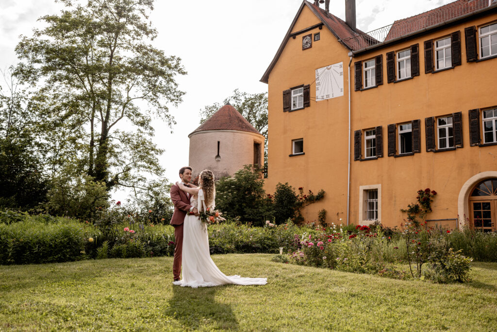 Brautpaar vor Location - Hochzeitsplanung Baden Württemberg