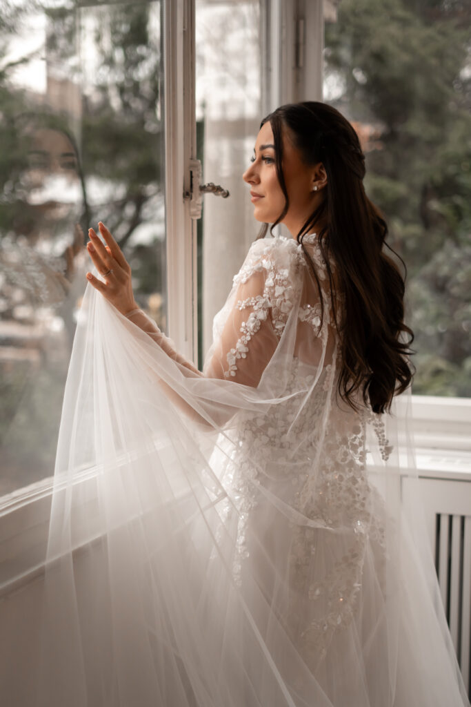 Braut in Location - Hochzeitsplanung liebevoll geplant